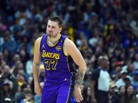 开云体育下载-镜头回放两次，湖人险胜掘金