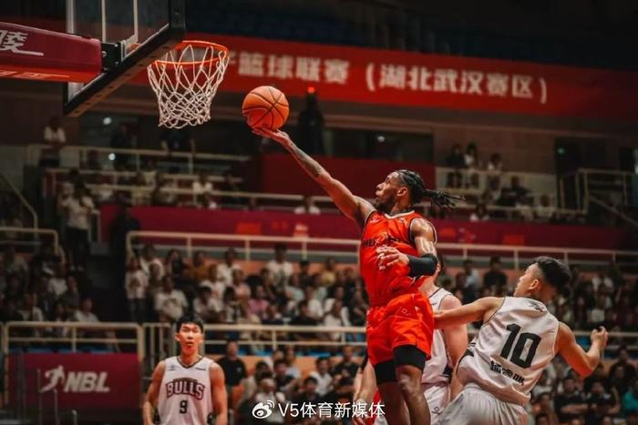 甘肃男篮对抗湖北队，双方实力对比明显