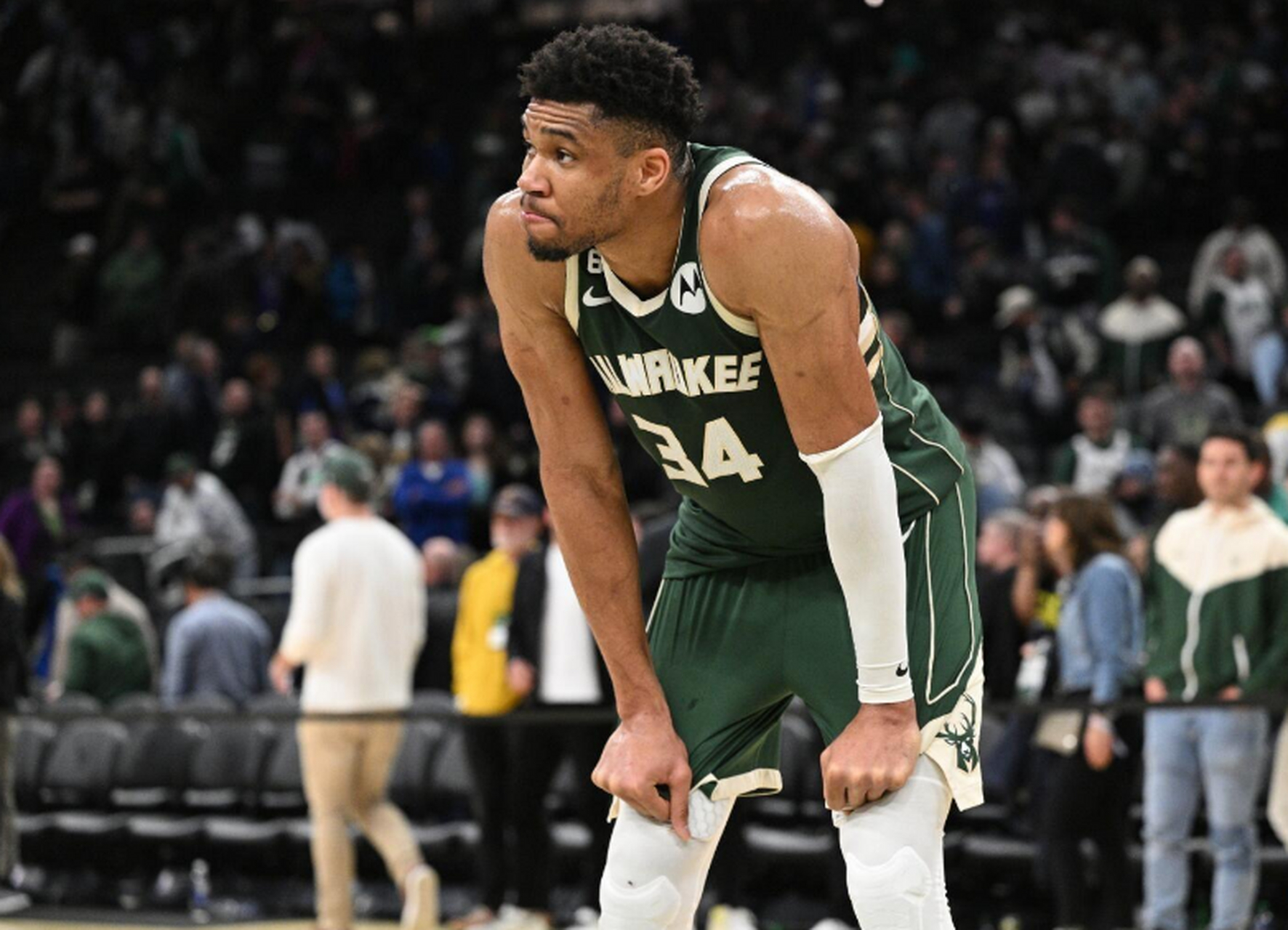 包含雄鹿遭遇尴尬失分，再遭两连败的词条