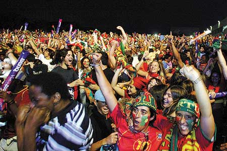 德国足球赛场风波不断,球迷情绪低落的简单介绍 德国足球赛场风波不断,球迷情绪低落的简单介绍