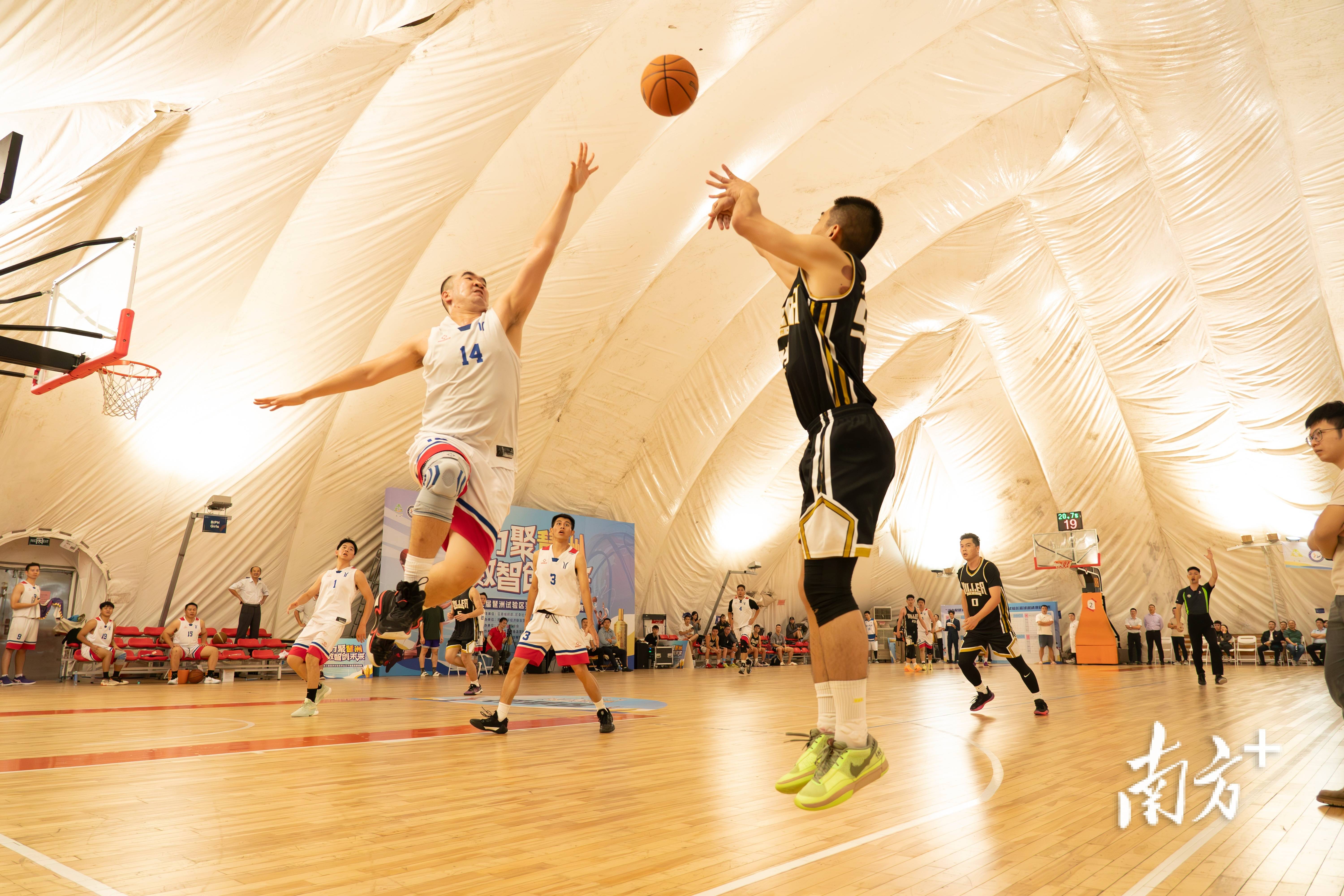 包含精彩篮球比赛现场，球员们尽展个人实力！的词条