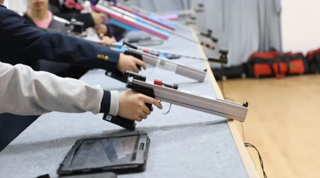 射击比赛火爆进行运动员枪法精准获得称赞的简单介绍