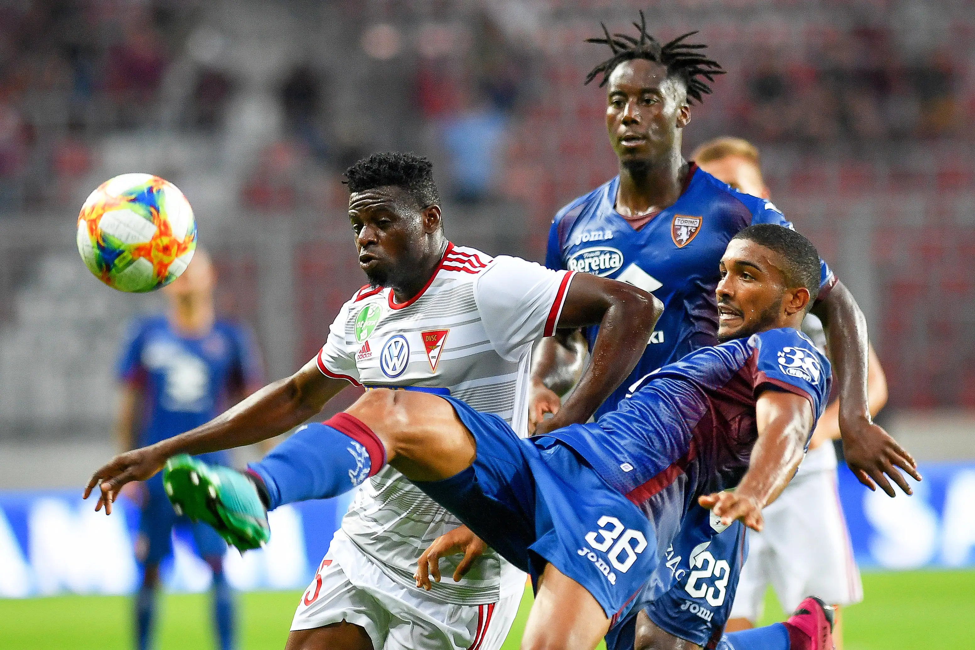 意甲赛事激烈角逐，球队间对决火花四射的简单介绍