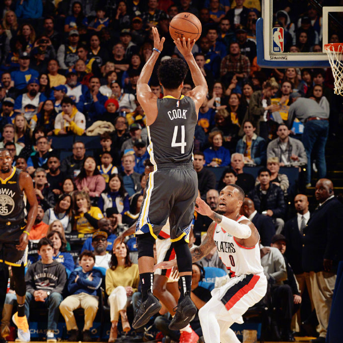 开拓者力克老鹰，结束两连败