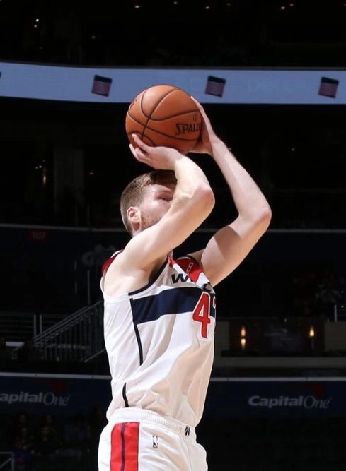 包含拉脱维亚田径选手刷新自己纪录的词条