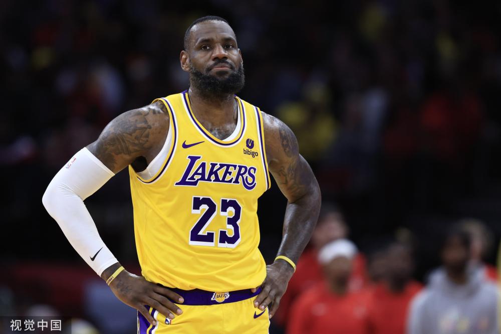 詹姆斯带领湖人逆转夺胜
