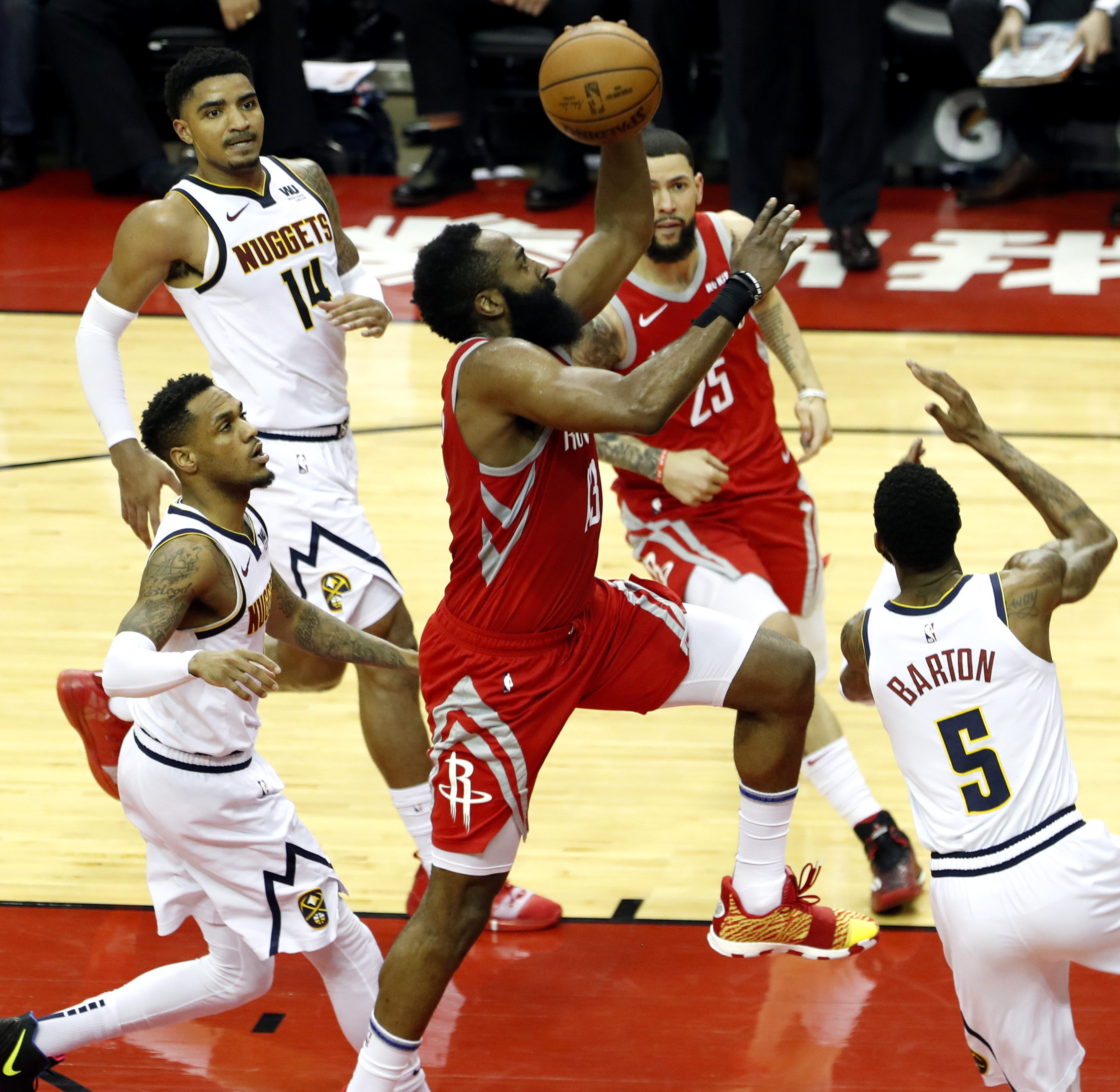 火箭战胜掘金,巴恩斯出场 火箭战胜掘金,巴恩斯出场