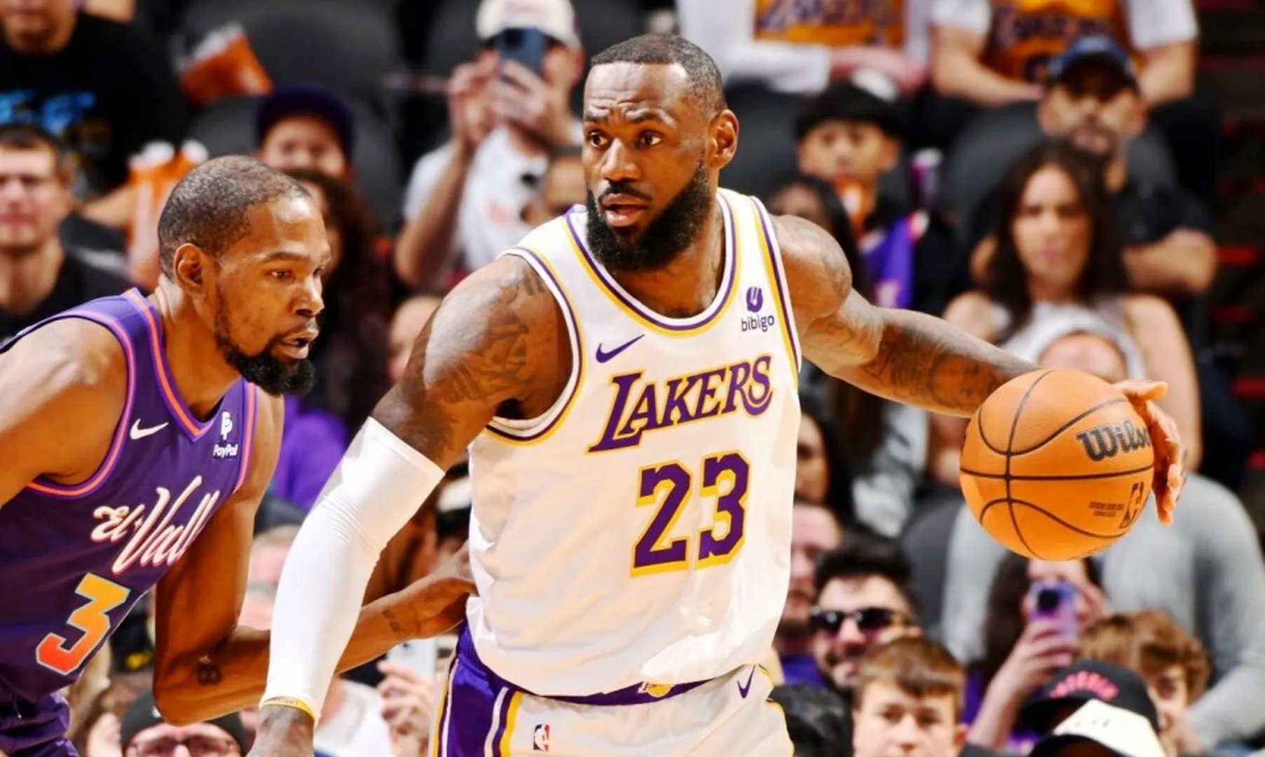 镜头回放两次，湖人险胜掘金