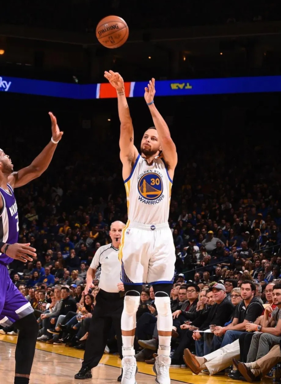 勇士险胜开拓者，库里砍下30分